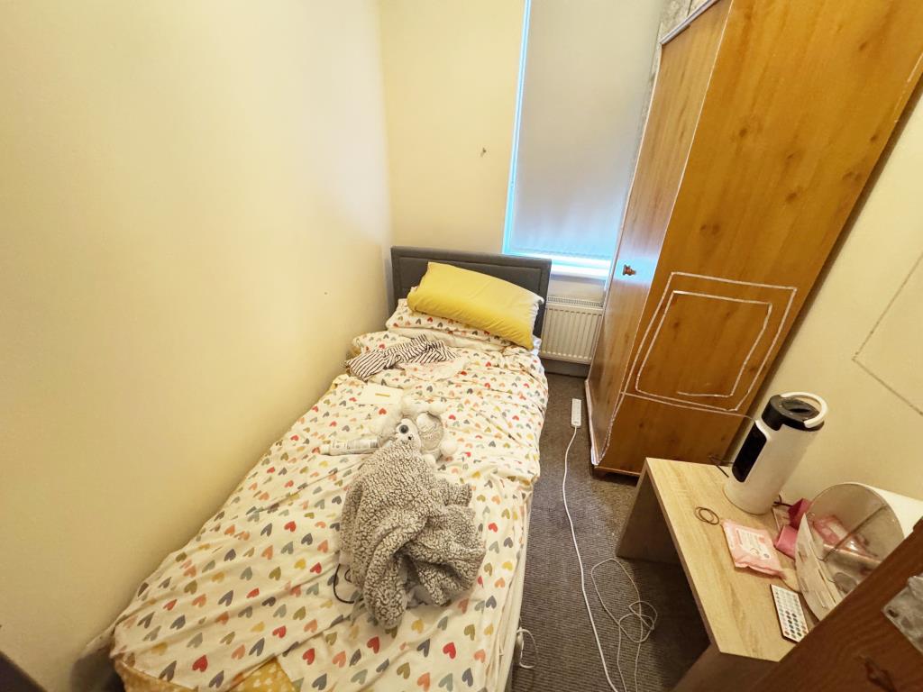 Lot: 95 - TWO-BEDROOM END-TERRACE HOUSE FOR INVESTMENT - Bedroom 2